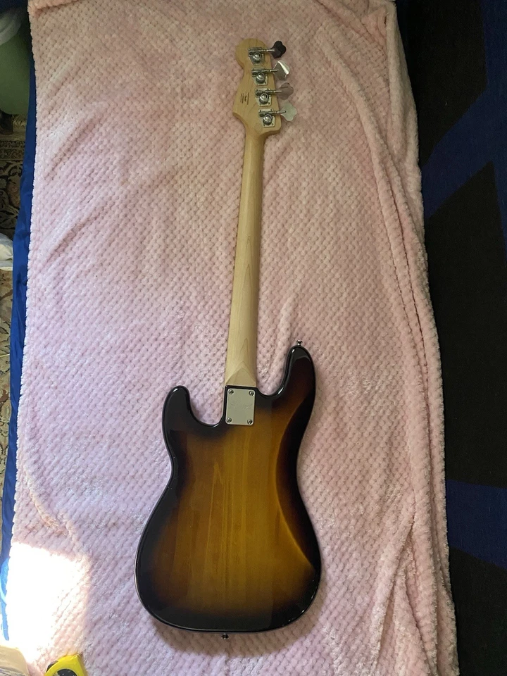 Bajo de 4 cuerdas Squier Fender Precision Foto 2 de 4