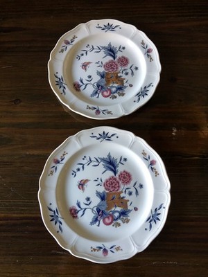 Two Wedgwood Williamsburg Potpourri Bread Plates 6 1/2 