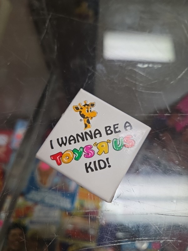 Vintage 1990 "I wanna be a TOYS R US  Kid!" Geoffrey  Employee Button 1.5"
