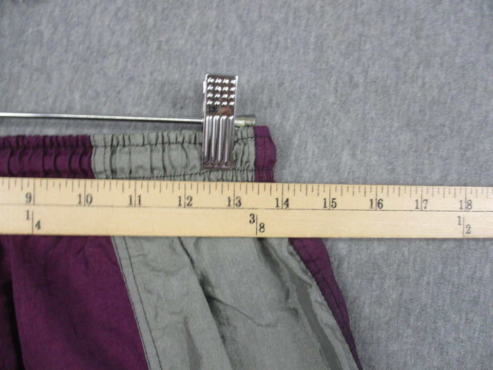 Shorts de futebol Umbro vintage roxo médio cinza nylon colorblock feito nos EUA anos 90 - Imagem 3 de 4