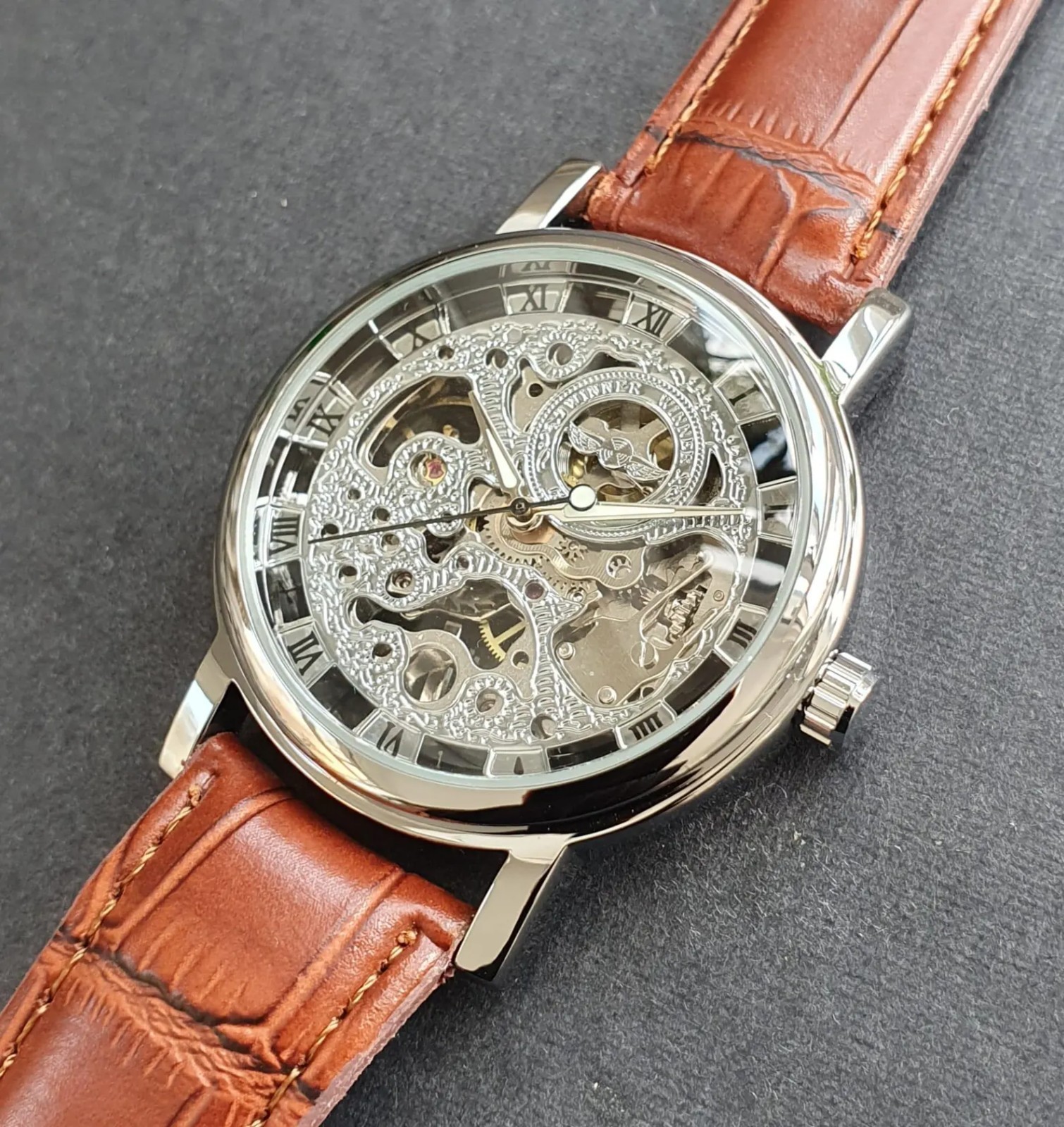 Montre automatique squelette résolvant la panne de pile avec son cuir marron