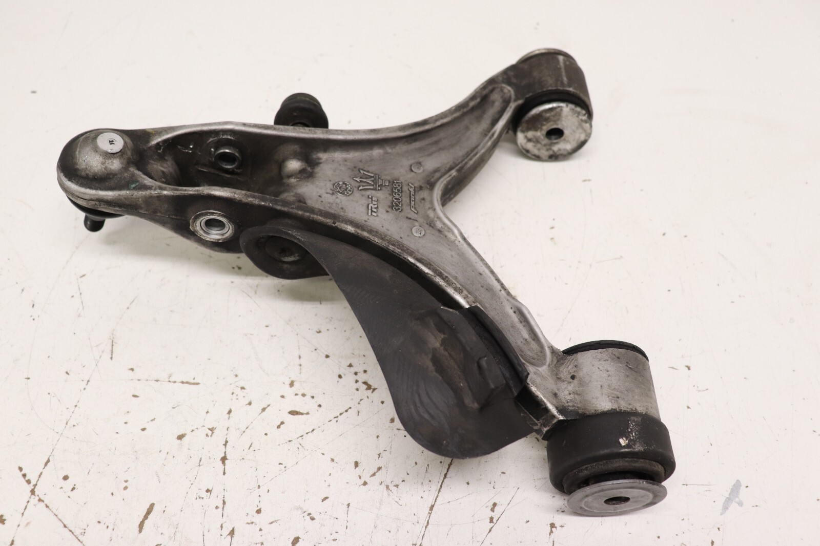 F20972 2004-2008 Maserati Quattroporte M139 Front Lower Control Arm Passenger RH