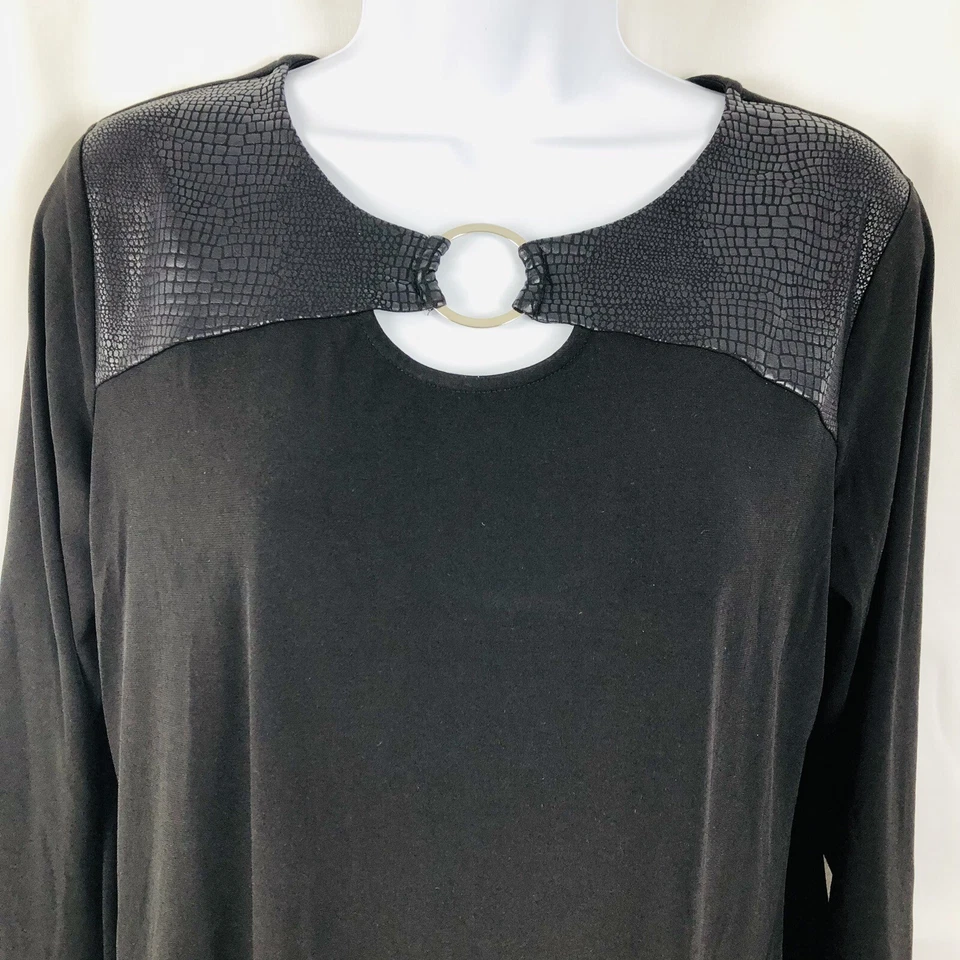 Blusa feminina JM Collection M preta ombro pele de cobra buraco na fechadura conforto elástico - Imagem 2 de 4