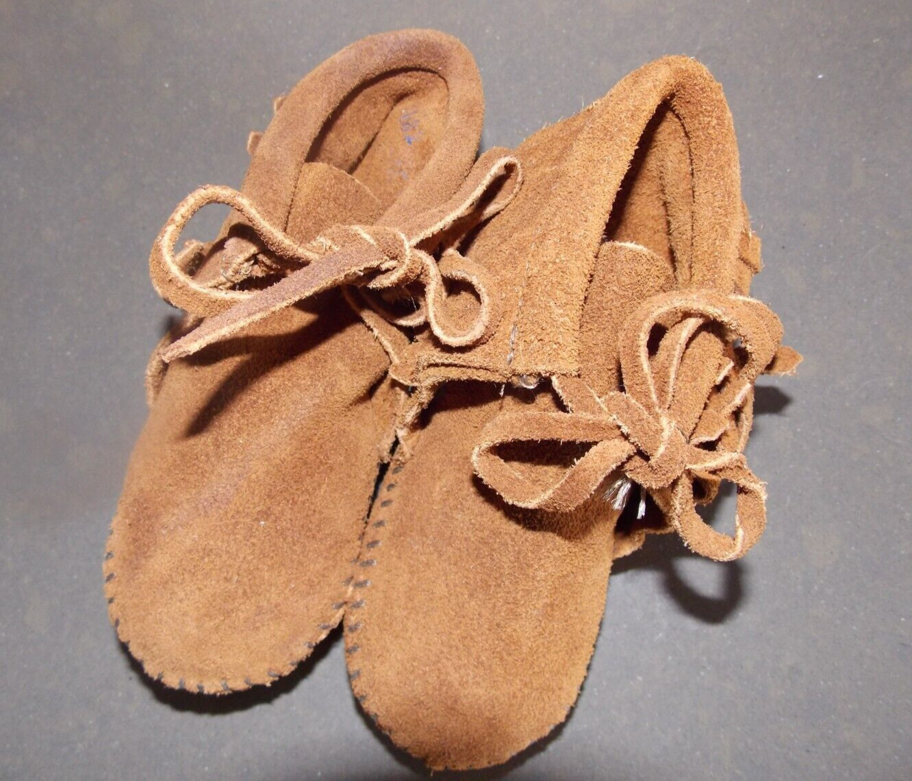 MINNE TONKAS CHILD Brown Leather moccasins --6" long- size 8