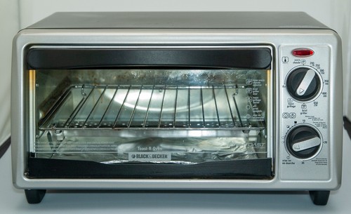BLACK+DECKER TO1332SBD: 4-Slice Toaster Oven, Stainless Steel - Silver, Black - Picture 2 of 13