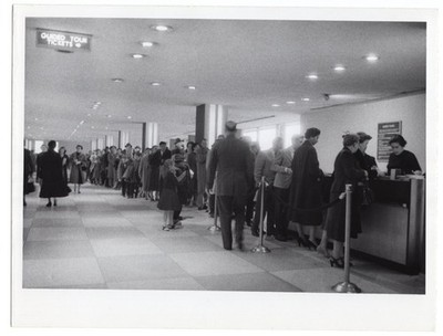 1957 Visitors Wait For Guided Tours UN Headquarters New York Original News Photo