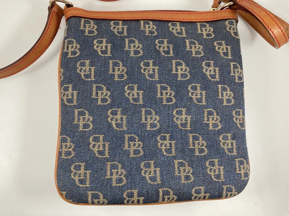 BOLSO BANDOLERA DONNEY & BOURKE AZUL DENIM CON MONOGRAMA CUERO TOSTADO RIBETE NUEVO SIN ETIQUETAS Foto 4 de 4