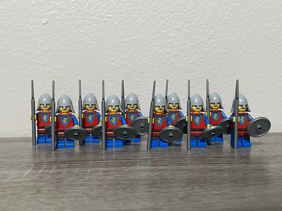 10 Lego Lion Knight Spearmen Minifigures - Image 2 of 4