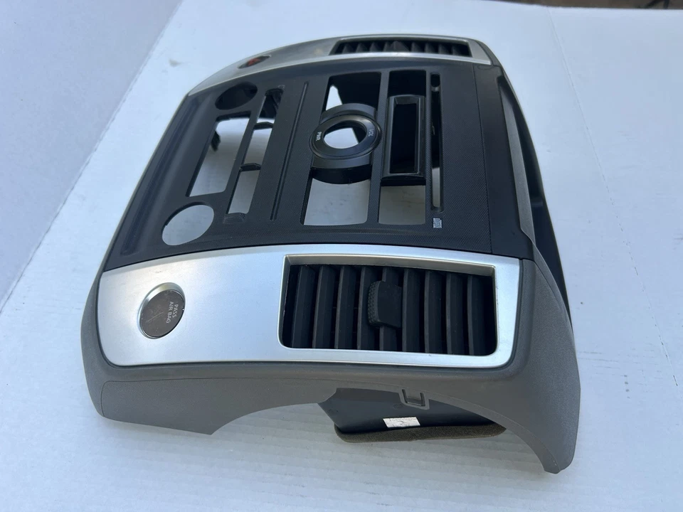 2009 - 2012 年日产 Frontier 收音机/交流边框装饰通风口和危险开关原始设备制造商 — 第 3/4 张图片