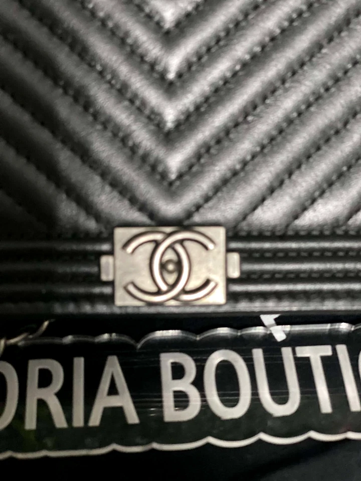Cartera Chanel Chevron piel de becerro Le Boy con cadena WOC negra en caja Foto 3 de 4