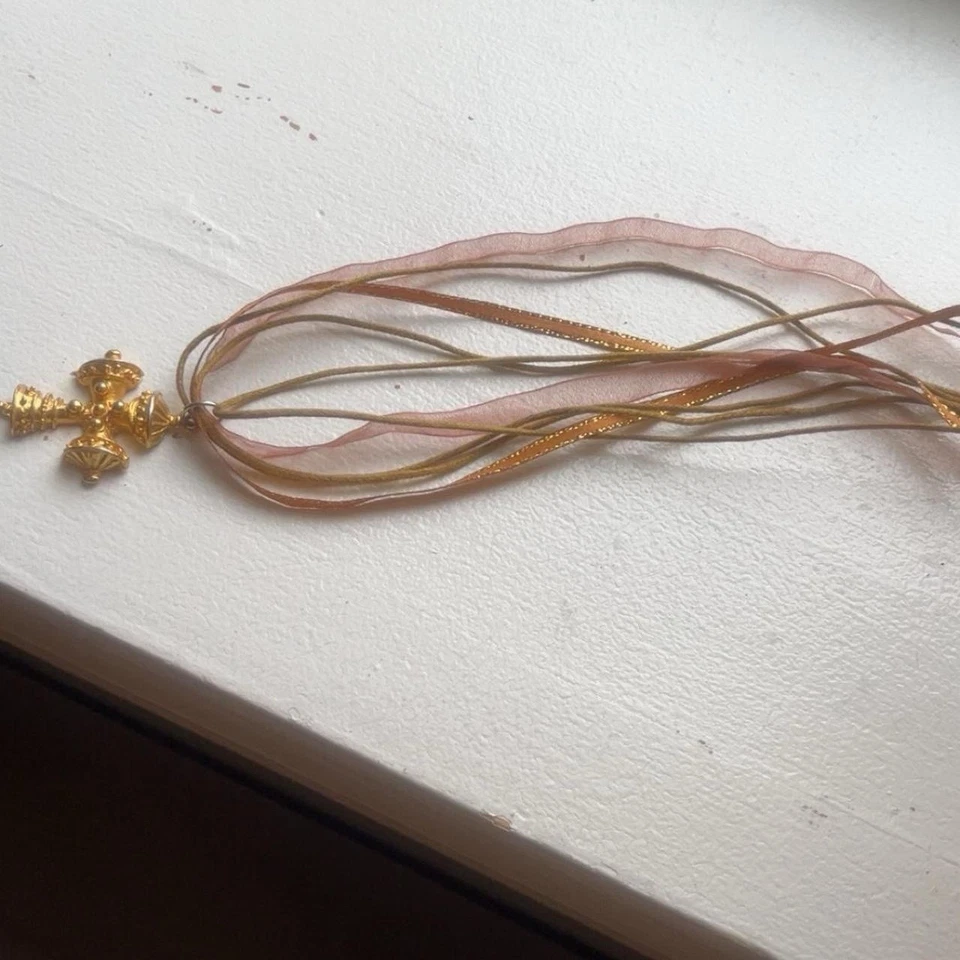 Collar Cruz Chapado en Oro Caro Hecho a Mano con Cadena de Cinta Foto 2 de 3