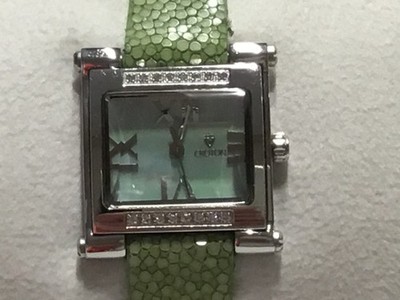 Croton Damenuhr Diamonds Bezel Diamantgehäuse hellgrün Japan Movt