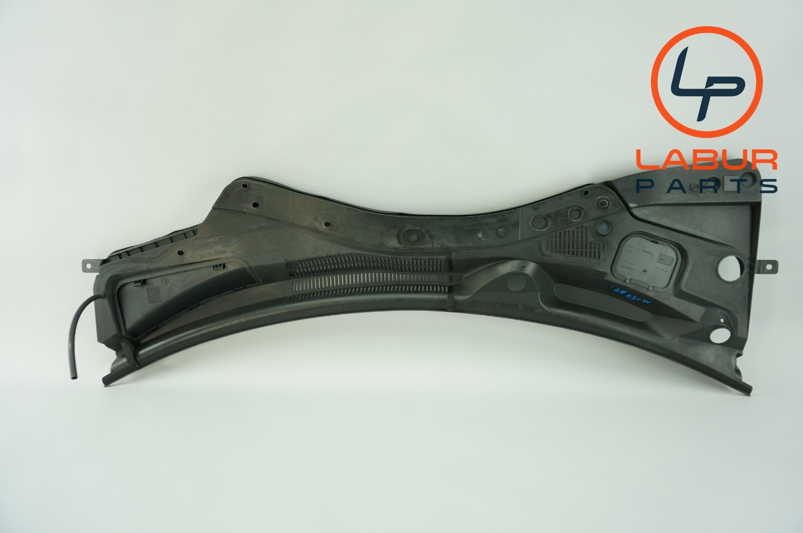 M157 14-17 Maserati Ghibli Quattroporte Windshield Wiper Cowl Trim Cover Z5664