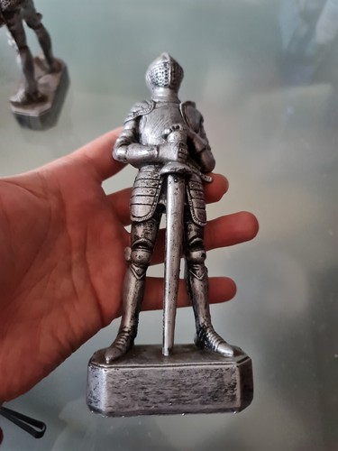 Vintage Plastic Knight Figures in Armour 20cm 1970s Collectable ✨️✨️ - Picture 8 of 10