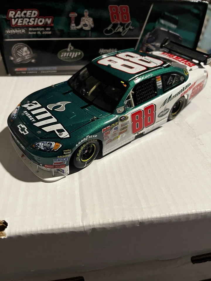 Dale Earnhardt Jr. 2008 Impala SS #88 Amp Energy/National Guard Michigan Win Foto 2 de 4