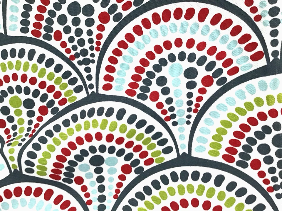 Moderno colorido estampado de puntos vacaciones Navidad por Premier Fabrics por yarda Foto 3 de 4