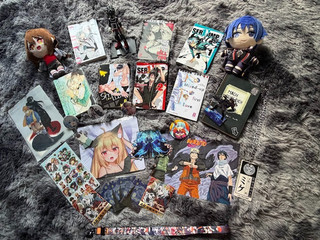 Manga XXL Paket Bücher Puppen Schlüsselanhänger Sticker Kette Mauspad