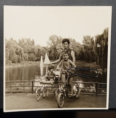 Foto Ansicht Ententeich Frau Mutter Kinderwagen Karre Spielzeug Tretroller Junge