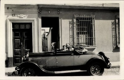 Photo automobile Chrysler, man with his two nephews in front of his... - 11552630