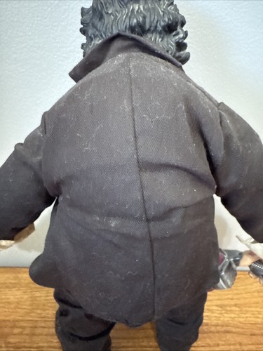 Mezco Cinema Of Fear Deluxe Plush Series 2 Leatherface With Chainsaw - Picture 13 of 18