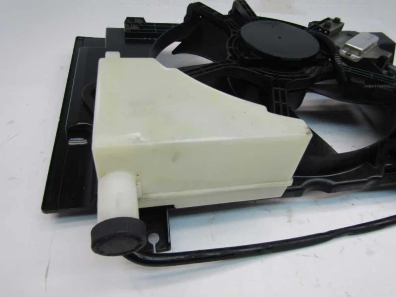 2007-2011 Nissan Versa conjunto de ventilador de refrigeração radiador motor lâmina cobertura garrafa  - Imagem 2 de 4