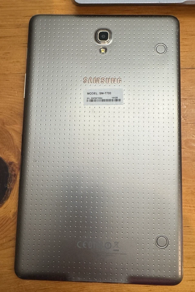 Samsung Galaxy Tab S 8.4 SM-T700 WiFi 16 GB Plateado con Borde Bronce Gran Forma Foto 2 de 3