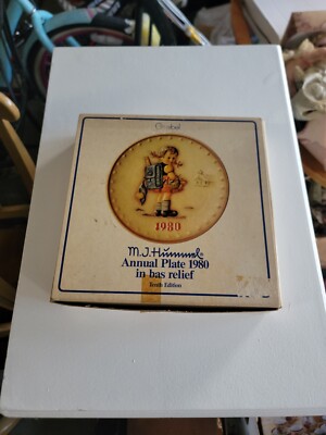 GOEBEL M.I. HUMMEL ANNUAL PLATE 1980 IN BAS-RELIEF 10th EDITION 