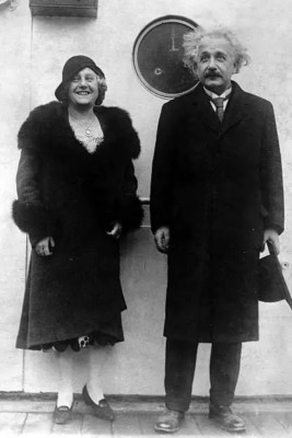 Dr. Albert Einstein mit seiner Frau als in New York angekommen 4x6 Foto 
