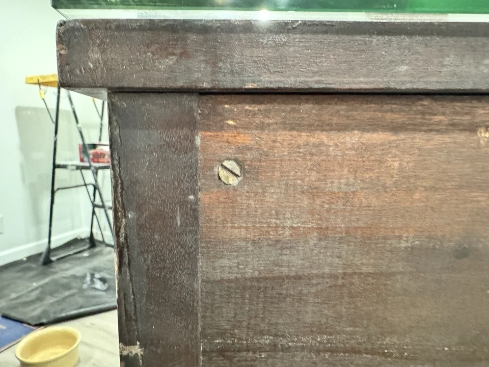 Aparador buffet vintage estilo federal caoba con detalles incrustados y tapa de vidrio Foto 4 de 4