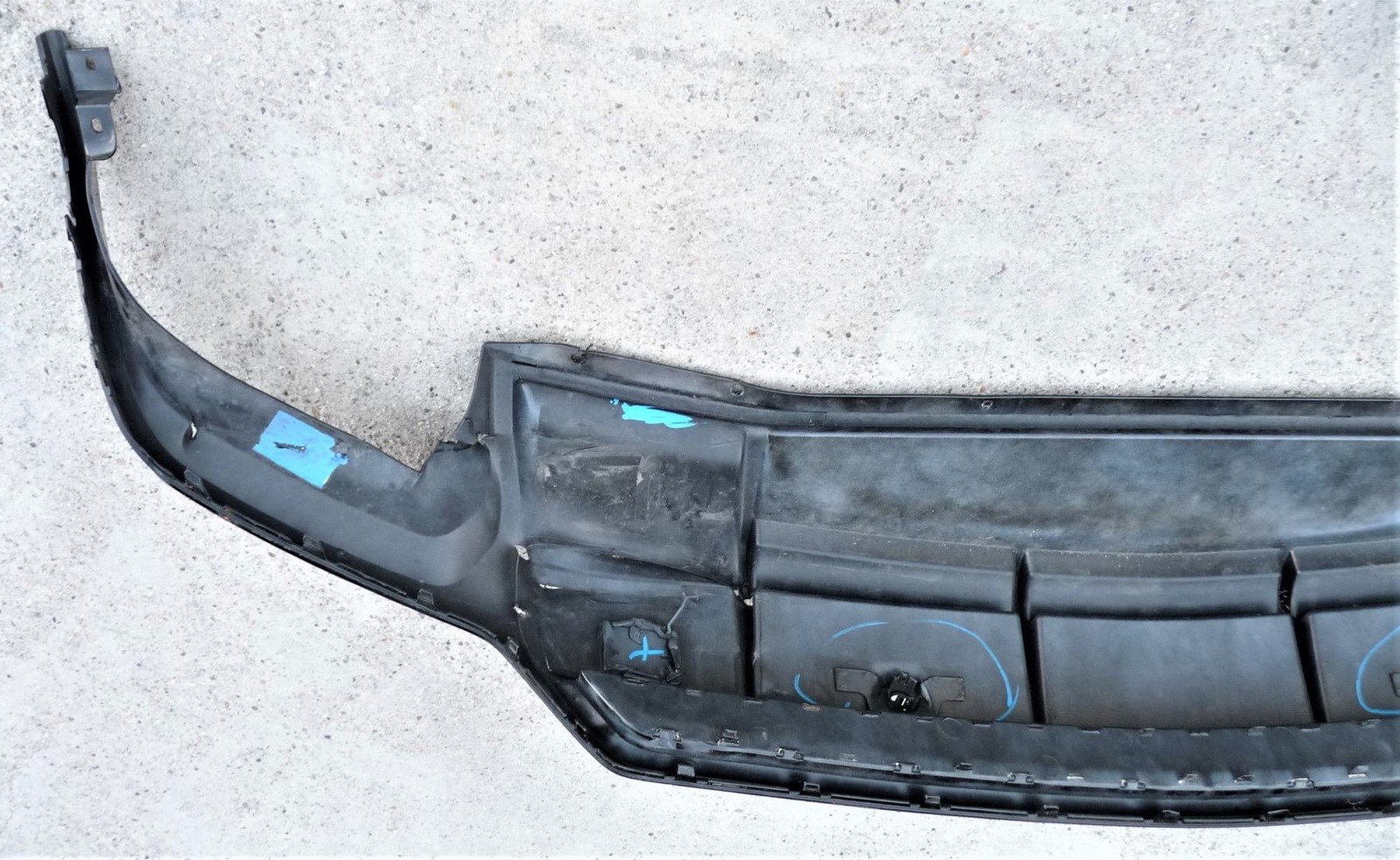 2019-2020 Lamborghini URUS Rear bumper Lower Diffuser Damaged 4ML807568A OEM