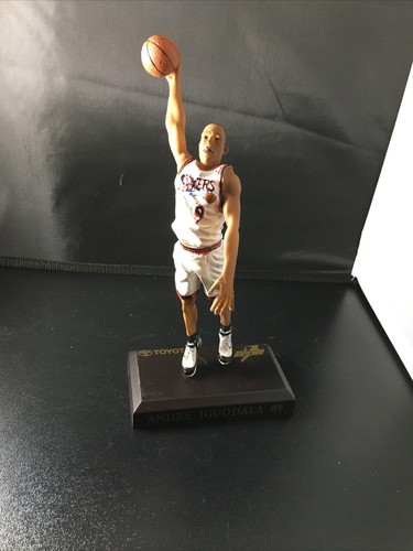 2007 ANDRE IGUODALA STATUA 76ERS OMAGGIO #1491/5000 - Foto 5 di 7