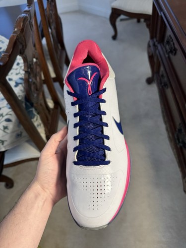 Talla 12.5 - Kobe 5 Protro Kay Yow Blanco/Rosa/Púrpura CW2210-100 Raro - Imagen 8 de 12