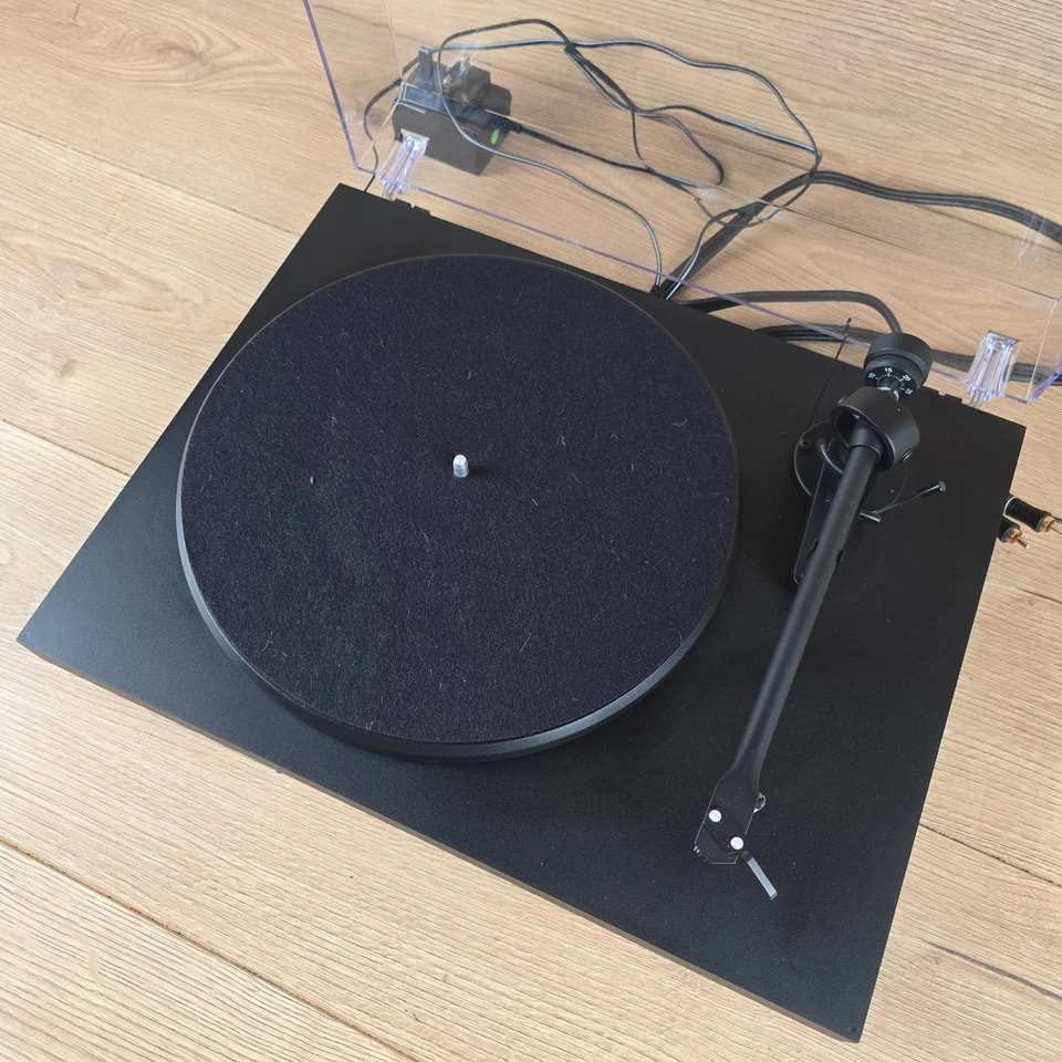 Pro-Ject Debut III Turntable Plattenspieler mit Speedbox funktionstüchtig siehe Video - Bild 3 von 4