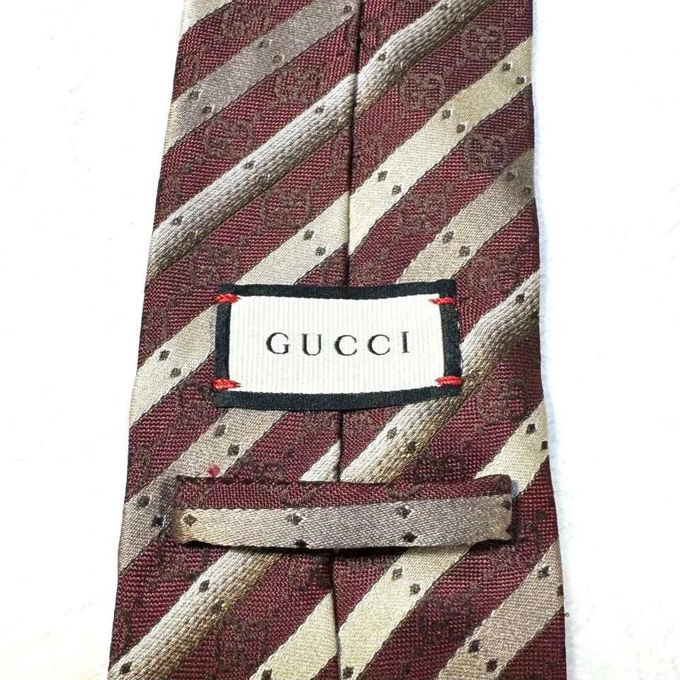 Cravatta Gucci nuova mai usata a righe bordeaux rosso argento 100% seta Made ... - Immagine 4 di 4