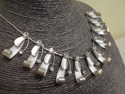 Collier Tour De Cou Avec Plastron Filigrane Argenté + Strass Blancs - Occasion