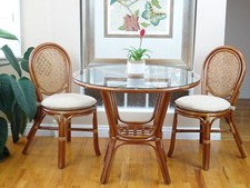 Juego de comedor Denver de 2 sillas auxiliares de ratán y mesa redonda con vidrio, colonial