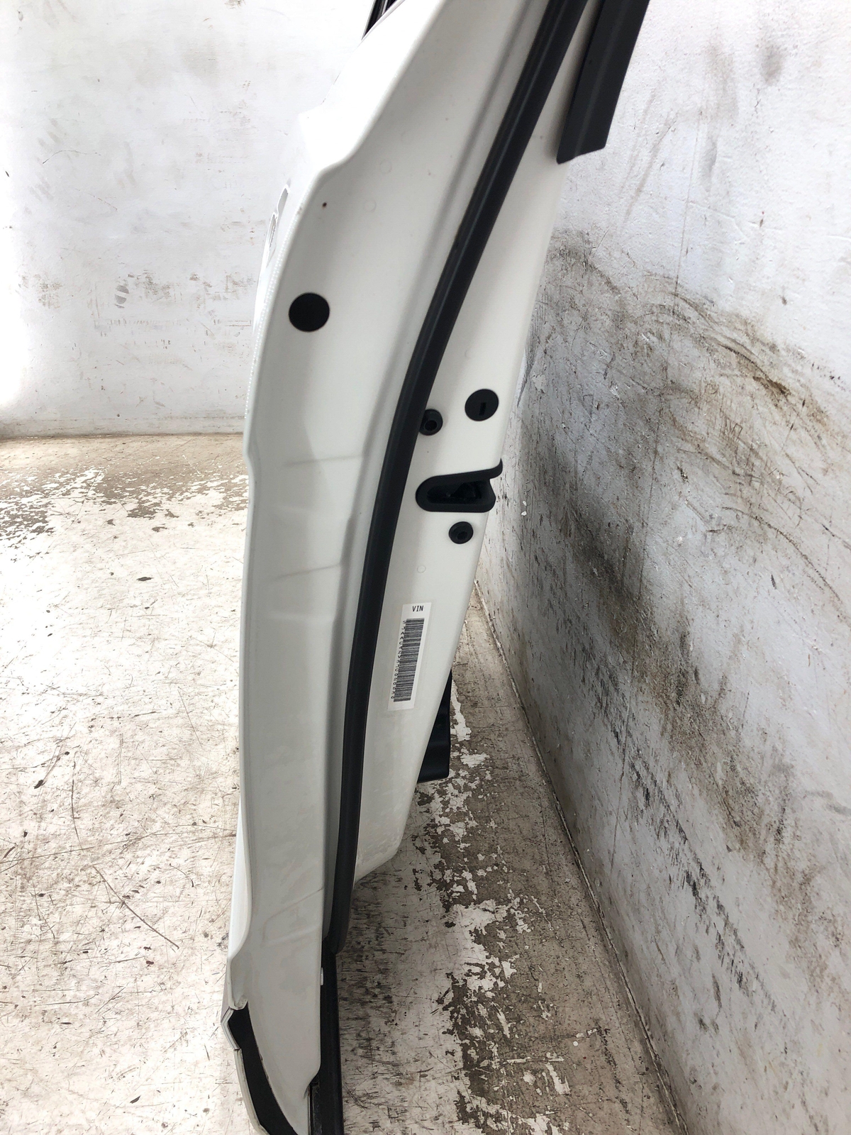 2016-2020 BENTLEY BENTAYGA FRONT LEFT DOOR SHELL W/O GLASS/HANDLE GLACIER WHITE