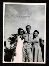WW2 ERA SOLDIER w/2 WOMEN LADIES UNIFORM ARMY MILITARY OLD/VINTAGE PHOTO- E597