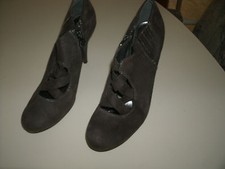 Vera Wang ladies dark brown dress heels size 8 M 