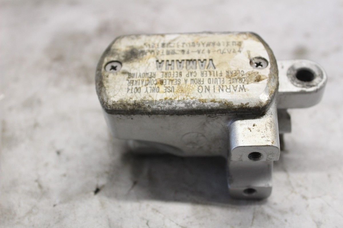 FRONT MASTER CYLINDER HOLDER (HALF-CLAMP) 4TR-25867-00-00 2001