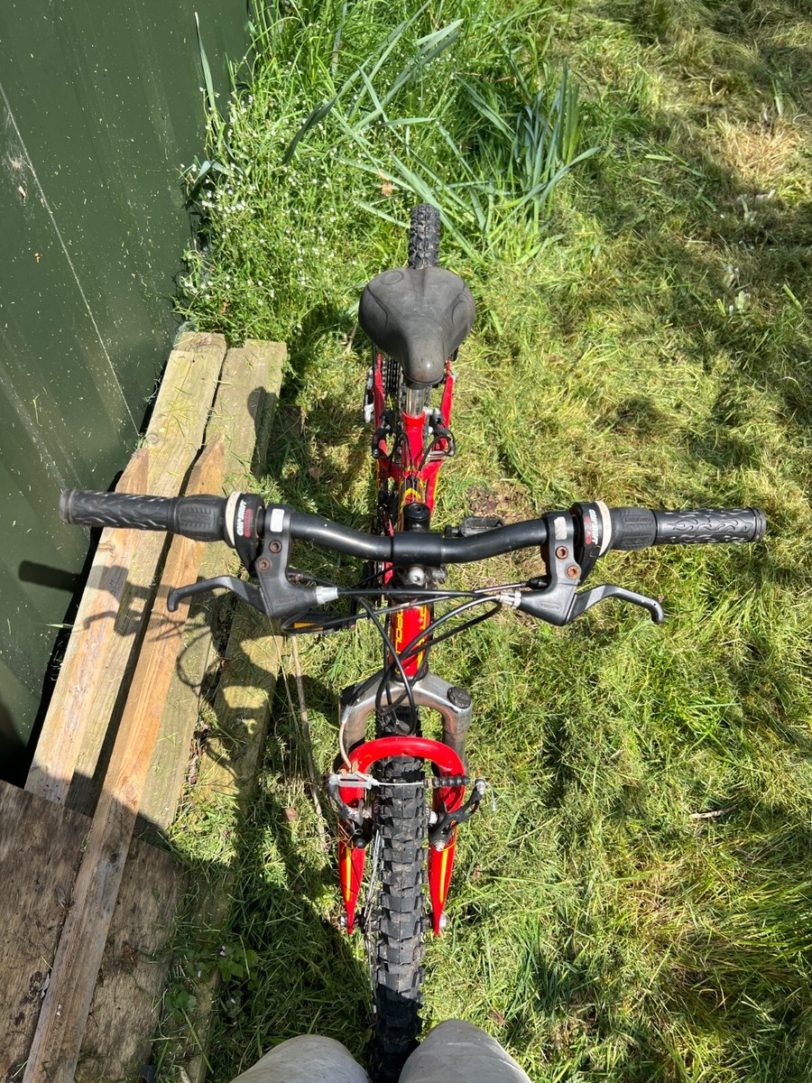 Junior Boys red mountain bike to 10 yrs old Apollo Creative