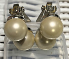 Signed Vintage Marvella faux double  creamy Pearl clip on earrings/silver tone. — photo 1
