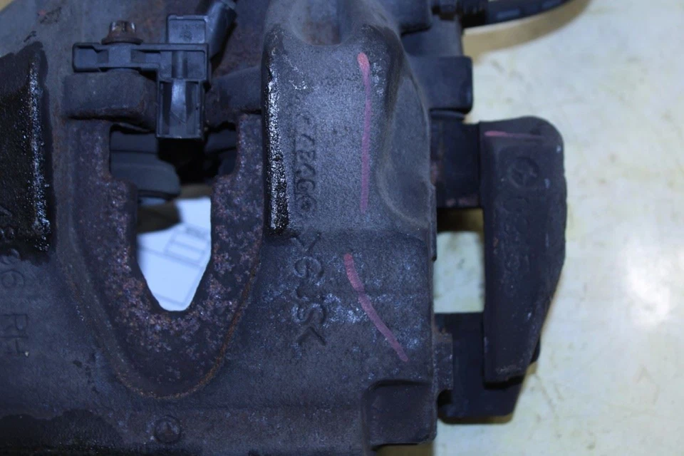 2012-2015 Mercedes-Benz ML350 Front Right Side Brake Disc Caliper 166-421-02-81 - Image 4 of 4