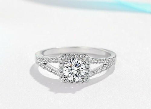 Jewelryboxes Love Heart Pave CZ Silver Engagement Simulation Ring - Rhodium Plated, Clear CZ, Wedding/Anniversary Band