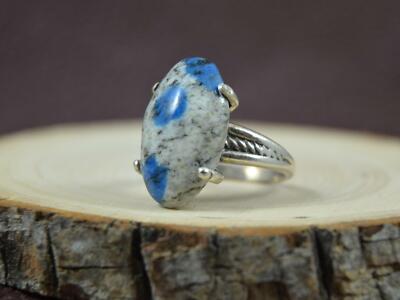 Seltener K2 blau-weißer länglicher ovaler Ring mit dreifach konischem Schaft.