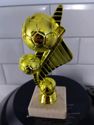 Restposten X 16 X Fußball Mama Pokale. Neu. Kostenlose Gravur 