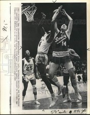 1968 Press Photo Bullet LeRoy Ellis Battles Sonic Tom Meschery In Basketball