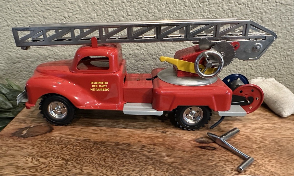 A JAPANESE LITHOGRAPHED TIN TOY FIRE ENGINE IN BOX
