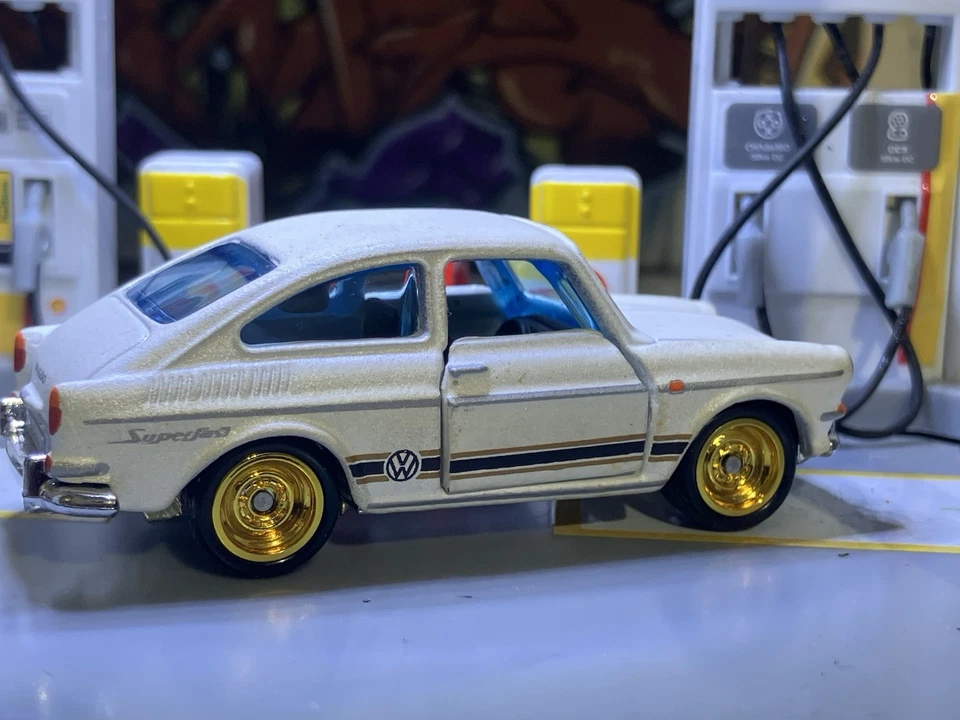Matchbox 50th Anniversary Superfast '65 Volkswagen Type 3 Fastback - Image 2 of 4