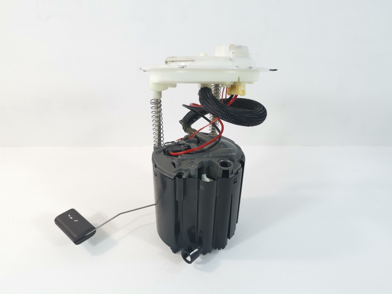 Maserati Ghibli 3.0L RWD Auto 2015 Fuel Pump Level Sending Unit 670003734 OEM